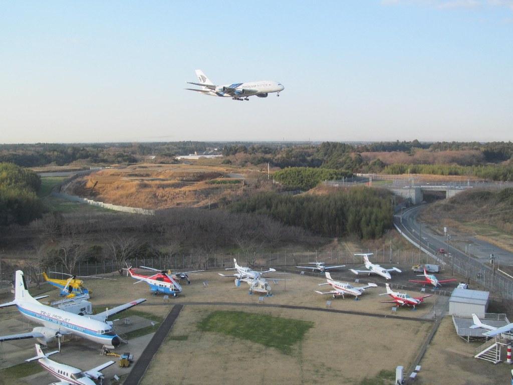 展示場上空を飛ぶ旅客機