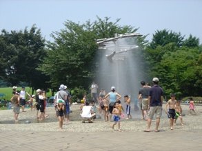 夏の水の広場（噴水で水遊び）