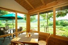 枇杷倶楽部の里山を望むガーデンテラス席