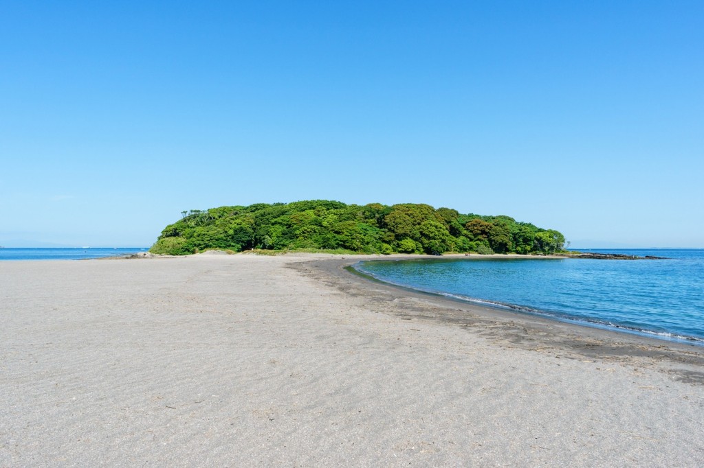 千葉・南房総 館山の沖ノ島と砂浜