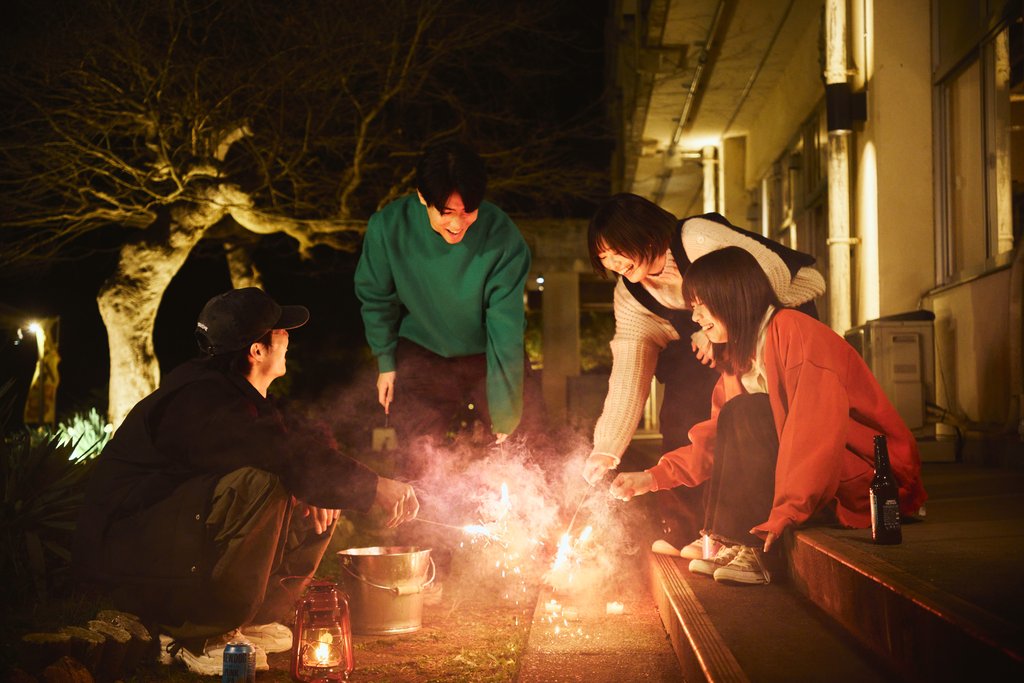 ETOWA木更津で夜に花火を楽しむ様子