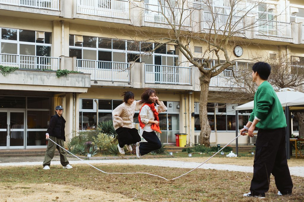 ETOWA木更津の校舎前の校庭で遊ぶ様子