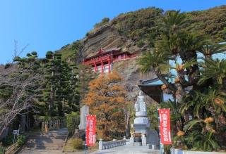 崖観音の観音堂を見上げる