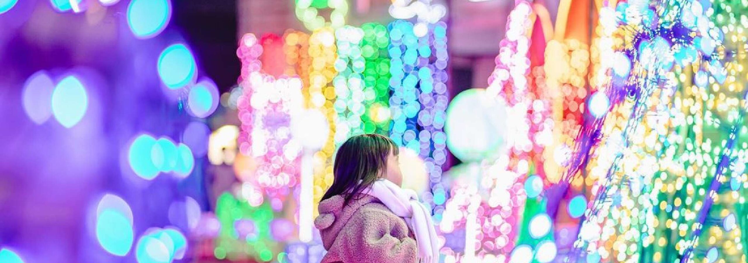 東京ドイツ村 イルミネーションを楽しむ子ども