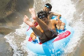 蓮沼ウォーターガーデンの家族で楽しめるボートスライダー