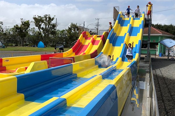 蓮沼の並んで滑る大型スライド