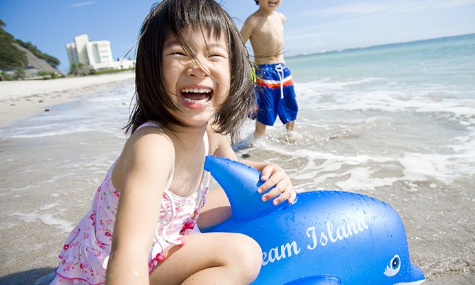 ホテルグリーンプラザ鴨川の前の海で磯遊びを楽しむ子ども