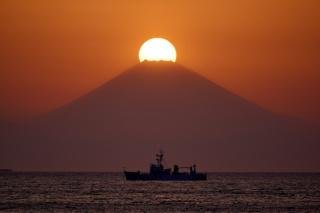 北条海岸の富士山頂に夕日が重なるダイヤモンド富士