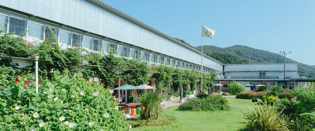 保田小学校の校舎と給食バス