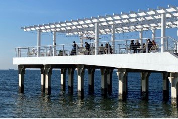 いなげの浜のウッドデッキ