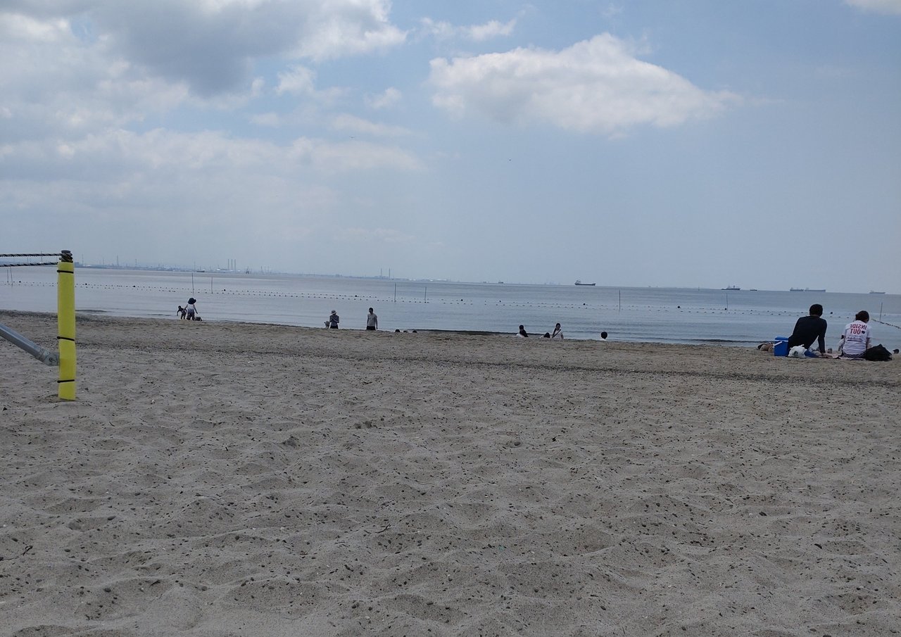 千葉のビーチ（いなげの浜の白い砂浜）