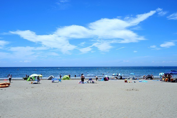 岩井海岸の遠浅の砂浜と海水浴客