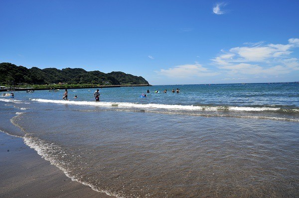 岩井海岸の浅瀬で遊ぶ人たち