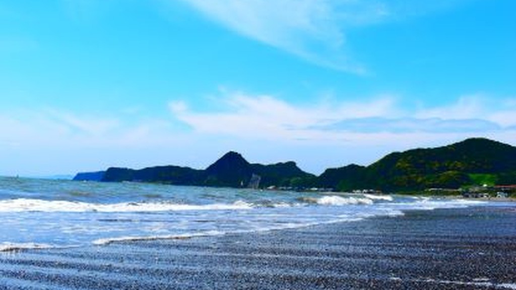岩井海岸の広い砂浜と青空
