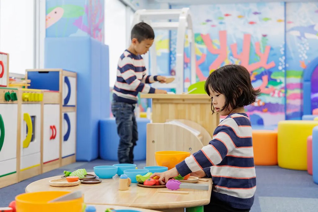 亀の井ホテル鴨川のキッズパークでごっこ遊びをする子ども