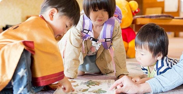 甚平を着て遊ぶ子どもたち