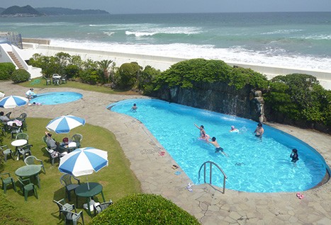 鴨川シーワールドホテルの海を望むガーデンプール