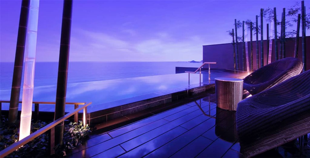 鴨川館の夕暮れの屋上温泉プール
