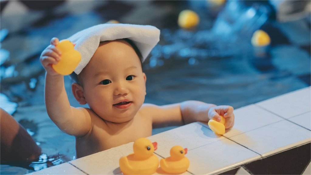 季粋の宿 紋屋のベビーバスで遊ぶ赤ちゃん