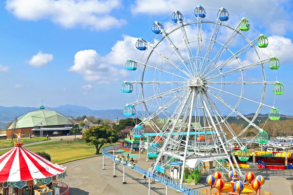 観覧車などがある遊園地エリア