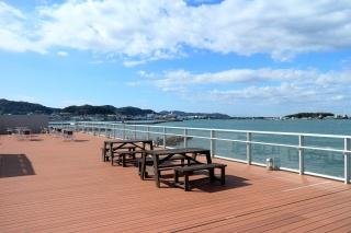 渚の駅のテラスと館山湾