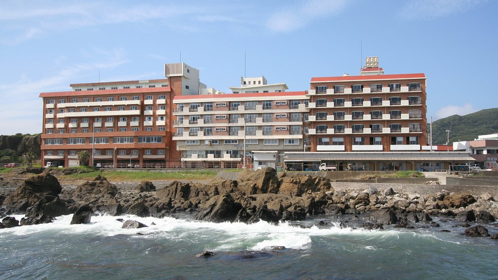 ホテル南海荘の海辺に建つ外観