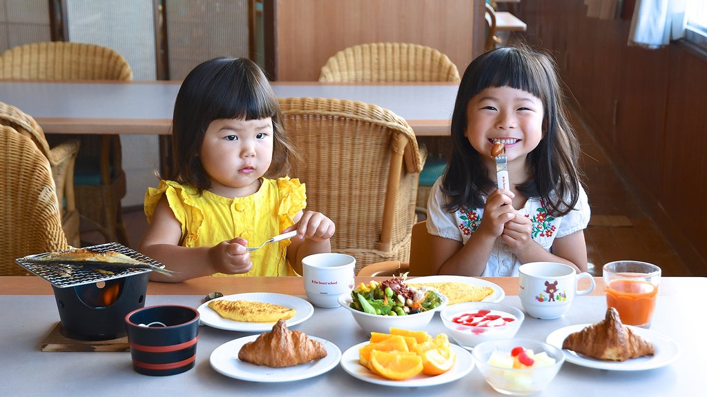 ホテル南海荘で食事を楽しむ子ども