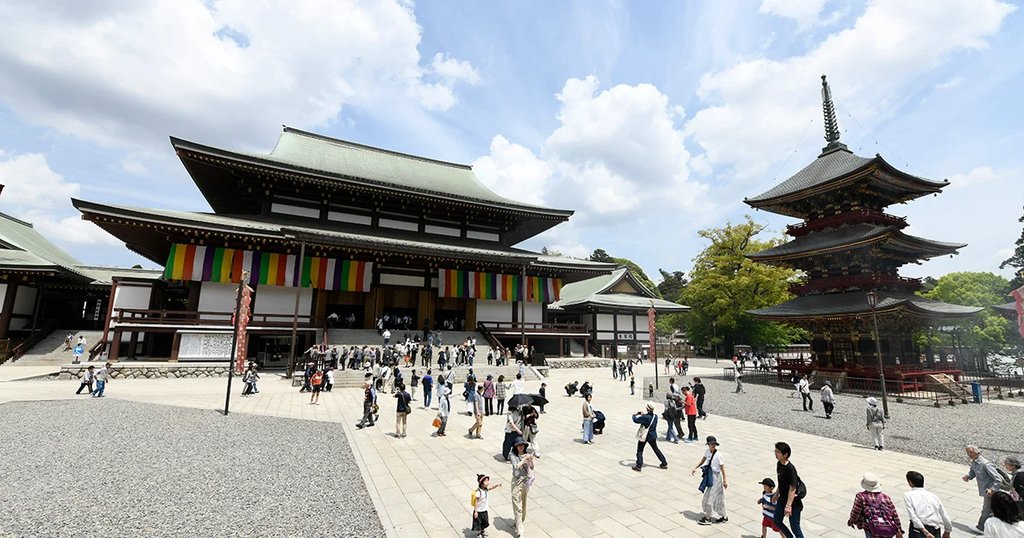 成田山新勝寺の大本堂と三重塔