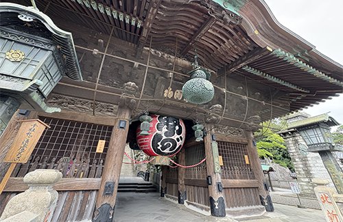 成田山新勝寺の仁王門と大提灯