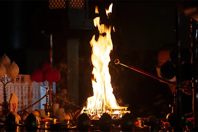 成田山新勝寺の御護摩祈祷の炎