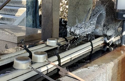 成田山新勝寺の手水舎の龍