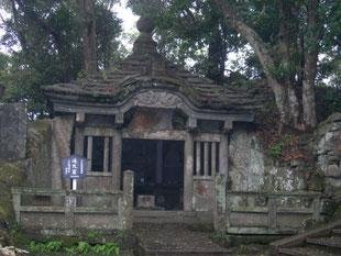 岩肌に点在する石仏・羅漢