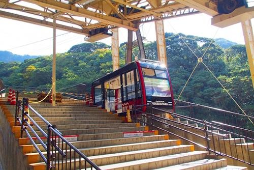 鋸山ロープウェー山頂駅とゴンドラ