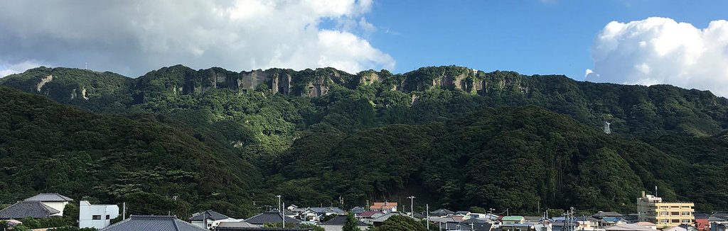 ノコギリの歯のような鋸山の山並み