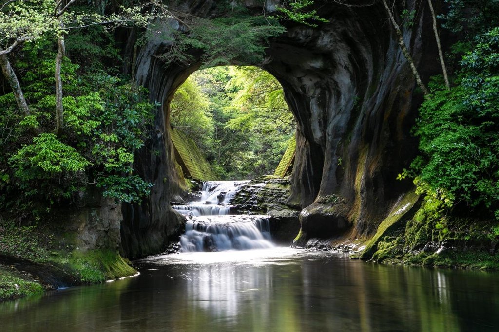 濃溝の滝と亀岩の洞窟