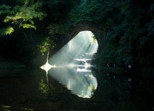 濃溝の滝・亀岩の洞窟のハート型の光
