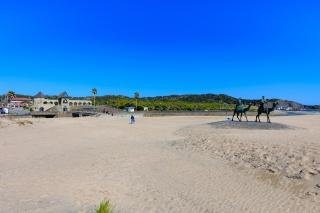 御宿・月の沙漠の白い砂浜に立つ記念像