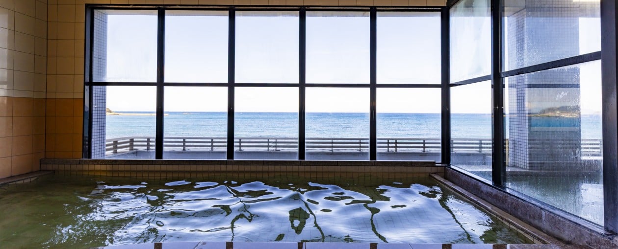 休暇村館山 花海の湯 全面ガラス張りで館山湾を望む大浴場