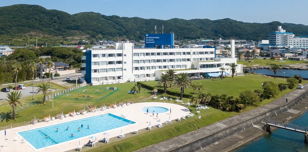 白浜オーシャンリゾートの外観とプールの全景