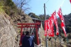 燈籠坂大師の切通しトンネルの参道にならぶ朱色ののぼり