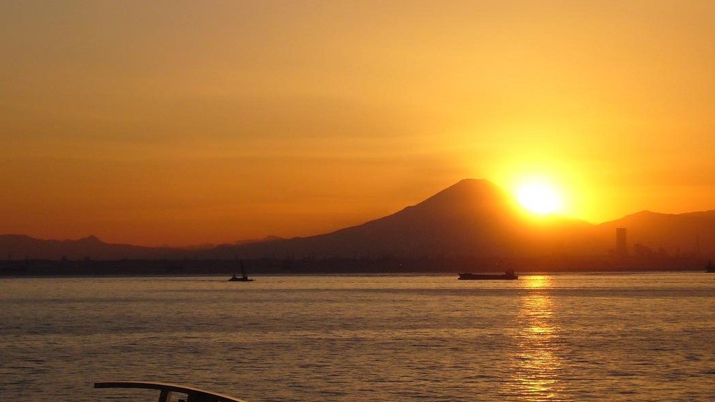 海ほたるから望む東京湾の夕日と富士山