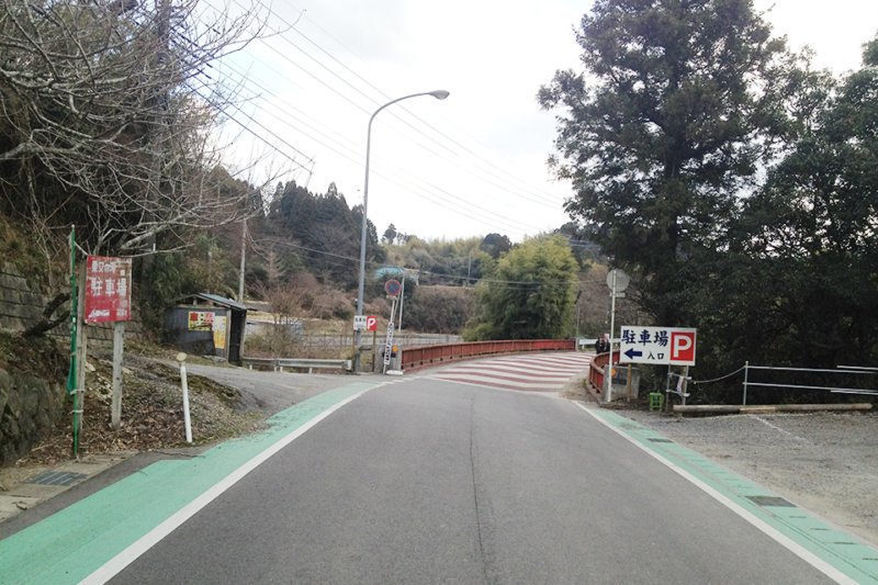 養老渓谷の渓谷沿いの道と橋