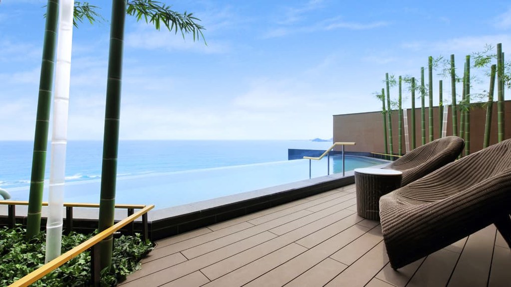 海を一望できる屋上温泉プール（出典：公式サイト）