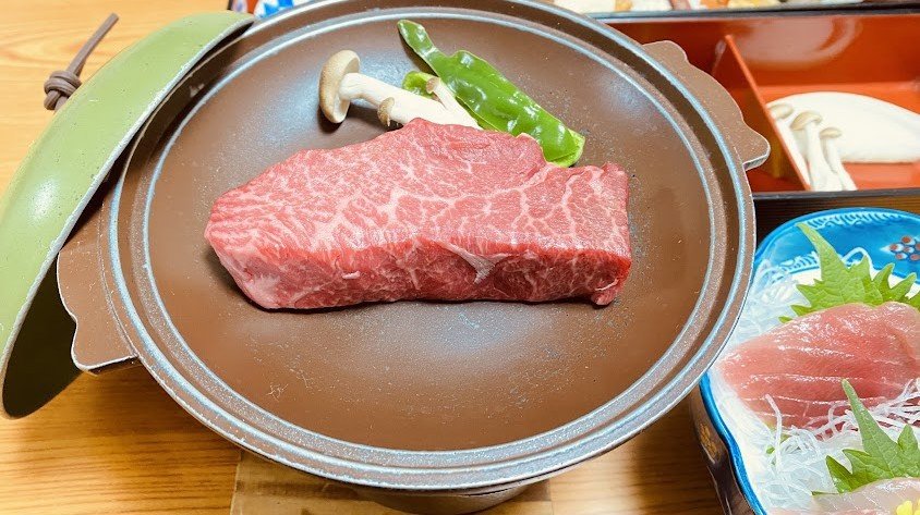 グランビュー岩井の鉄板で楽しむ肉料理