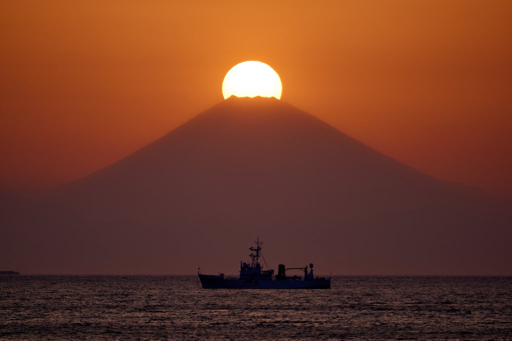 北条海岸の富士山頂に夕日が重なるダイヤモンド富士