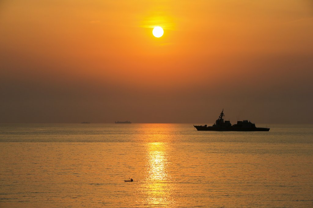 北条海岸の館山湾に沈む夕日