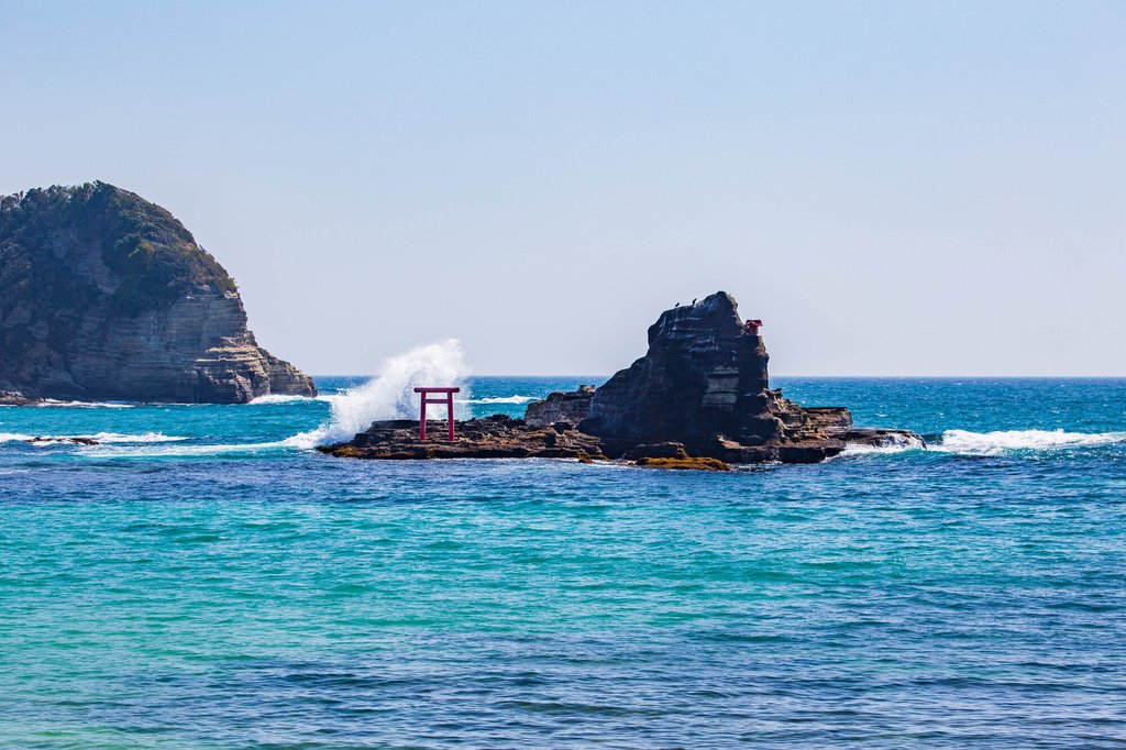 守谷海岸の青い海に浮かぶ渡島