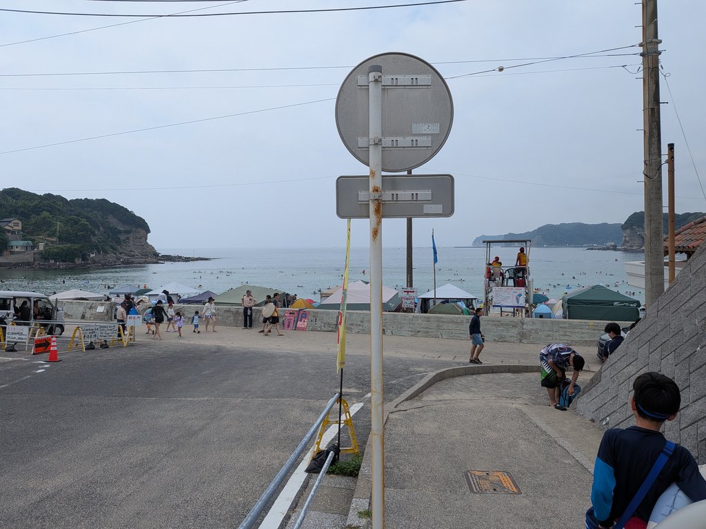 守谷海岸の駐車場からビーチへ下りる道と監視台