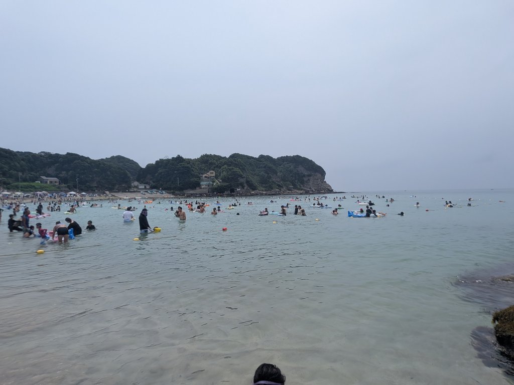 守谷海岸で海水浴を楽しむ人たち。波がおだやかで遠浅