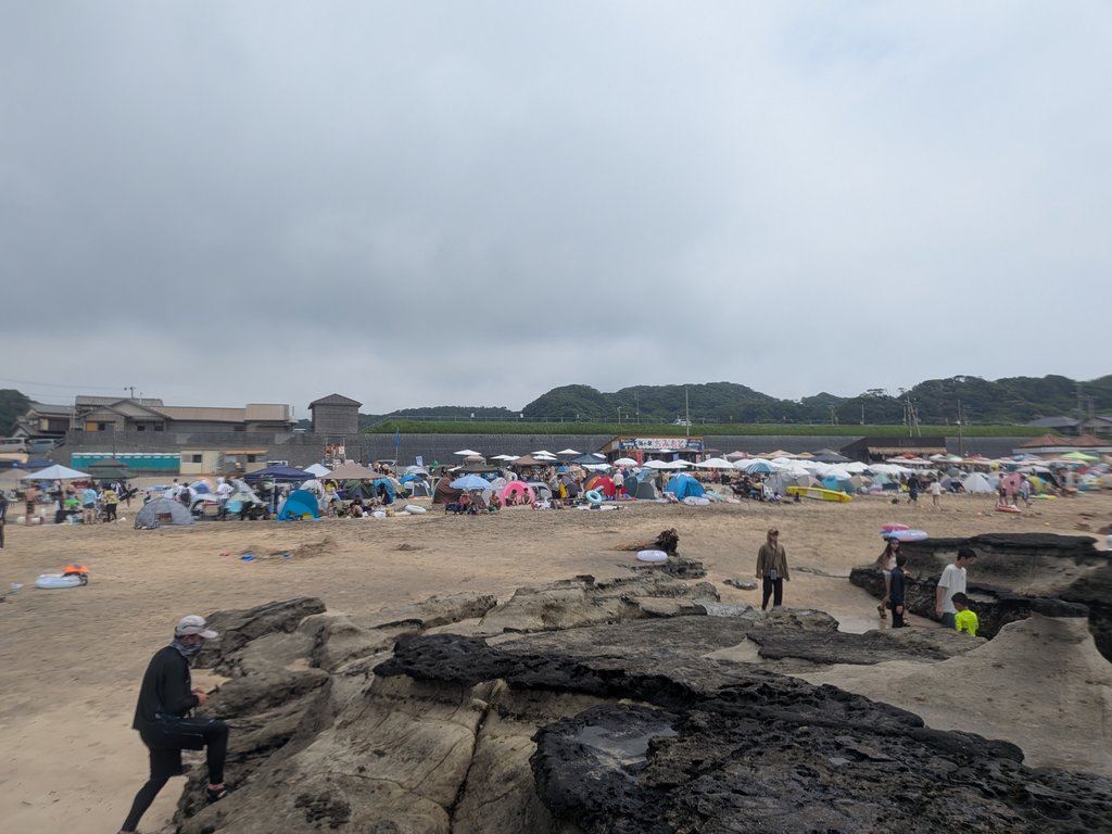 夏休みの守谷海岸に並ぶ大量のテントと海の家